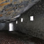 L’interno di uno dei ricoveri sotto roccia del versante orientale del Sasso Gordona – © 2012 Antonio Trotti
